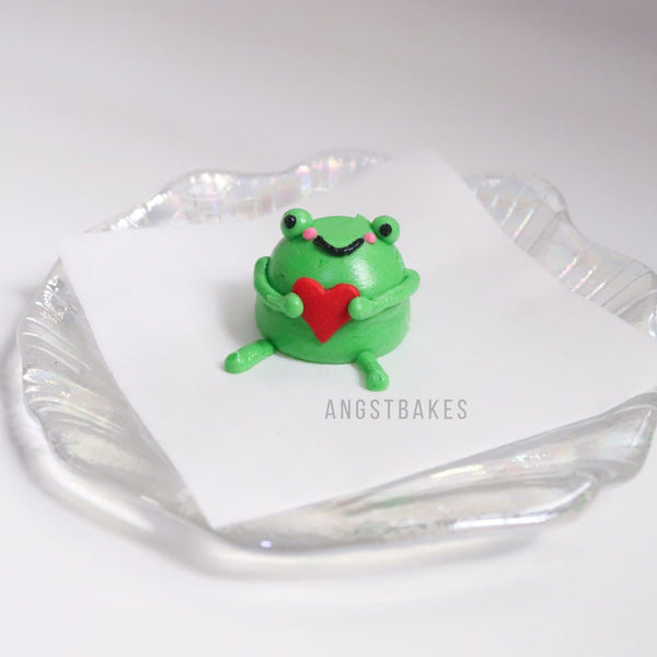 3D- Frog holding mini cake