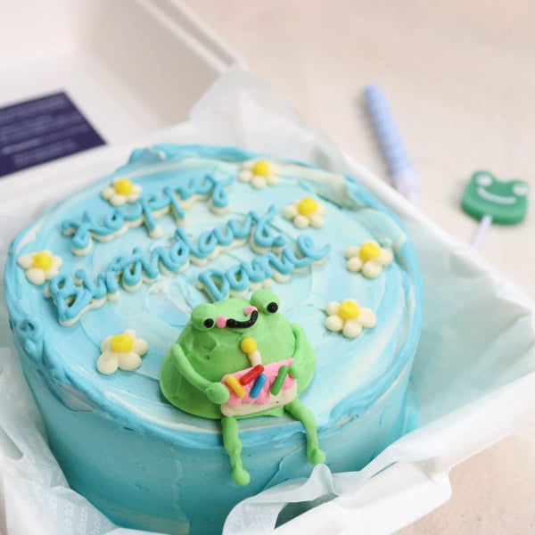 3D- Frog holding mini cake